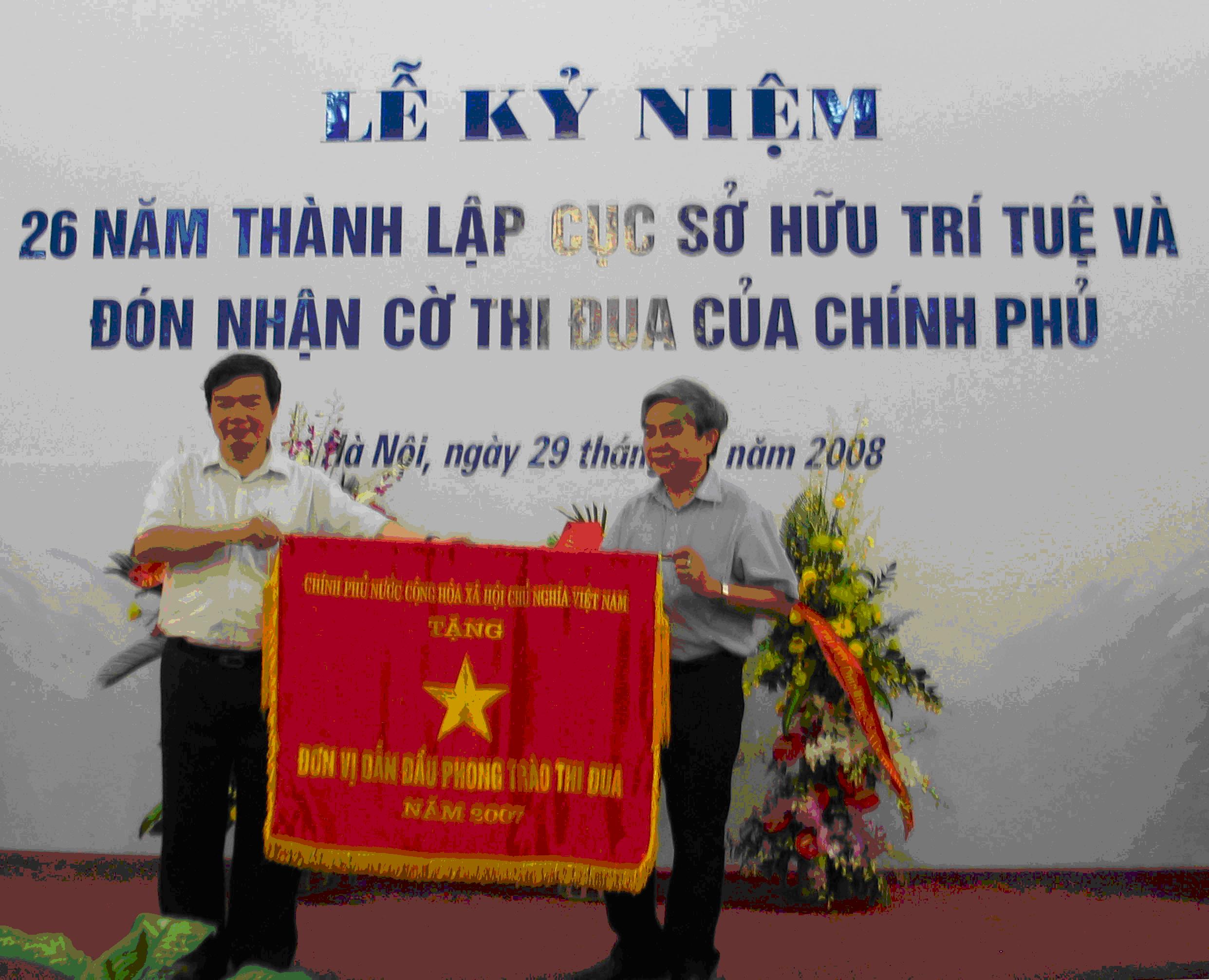 H.E. Vice Minister of Science and Technology Nguyen Quan presents the Competitive Banner of the Government to the NOIP. DG Tran Viet Hung had the honor to receive the Banner.